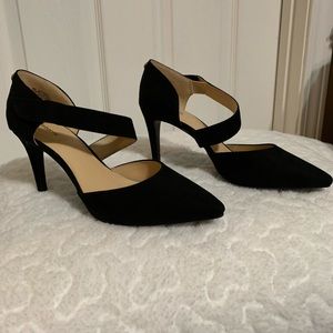 LIZ CLAIBORNE Black suede pumps